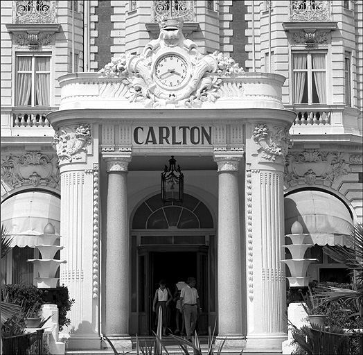 Façade antérieure sud. Porche d'entrée.