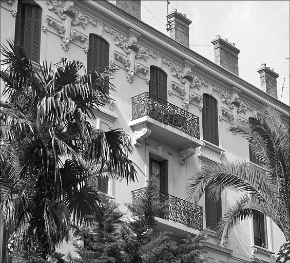 Façade sud-ouest. Vue partielle du 4e niveau.