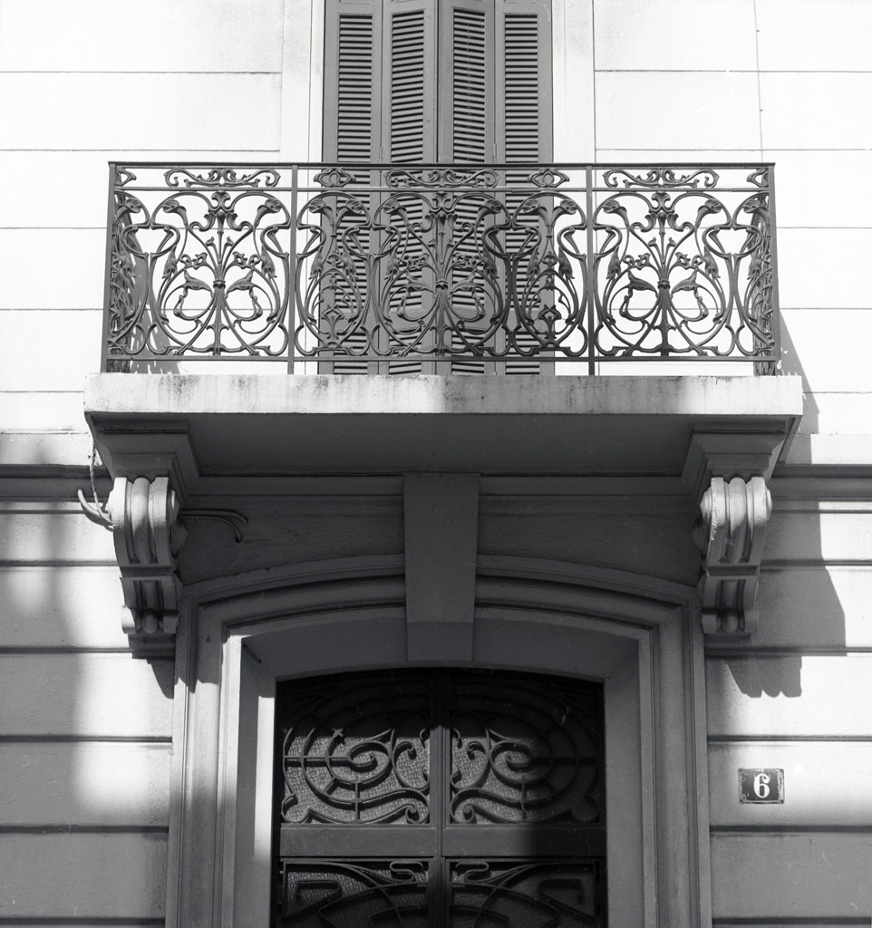Façade sud-ouest. 2e niveau. Balcon.