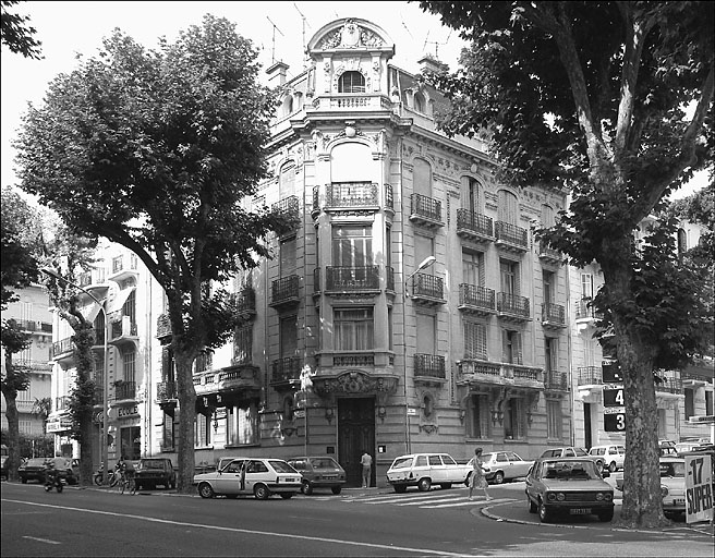Immeuble, 50 boulevard Carnot, 1895. Caractéristique des immeubles constitutifs de la trame urbaine du 19e siècle : immeuble d'angle, pan coupé, abondance du décor.