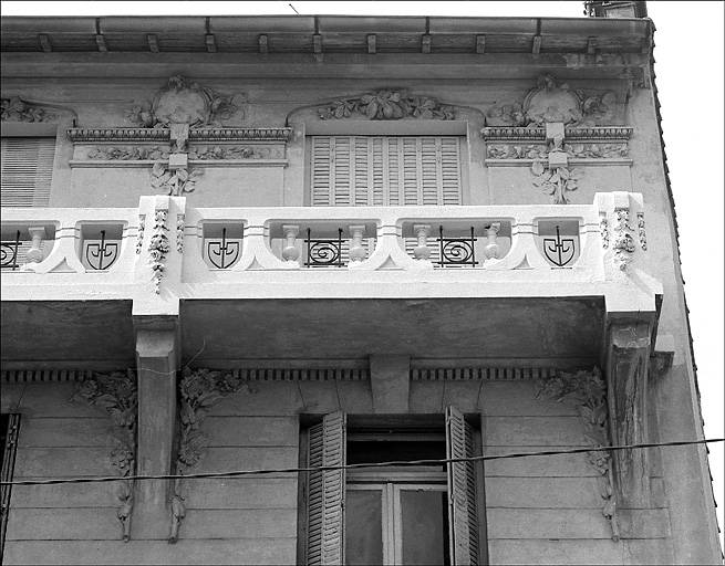 21, rue du Onze Novembre. Façade sud. Niveau supérieur.