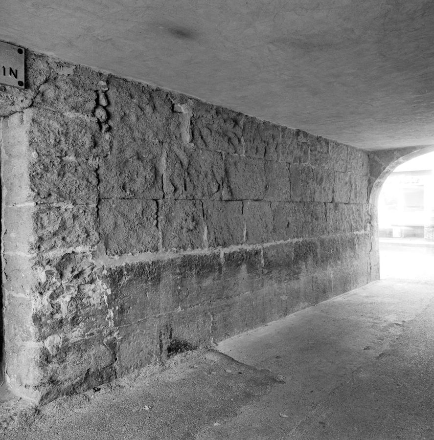 Passage sous la synagogue.