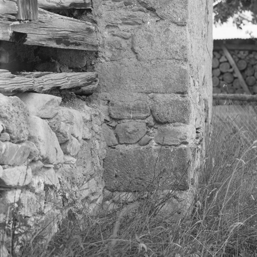 Le chaînage d'angle du caset. Détail. Des pierres de taille sont utilisées à la base du mur, en alternance avec des moellons grossièrement équarris.