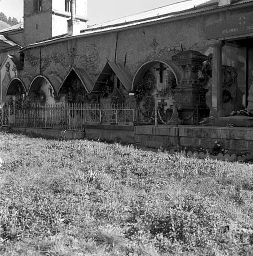 Vue générale des tombes du mur sud.