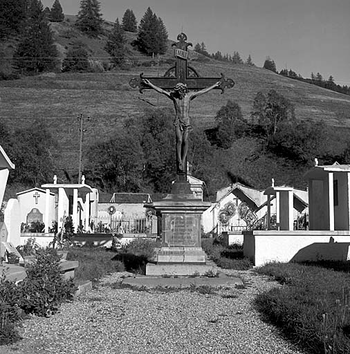 Croix monumentale au centre.