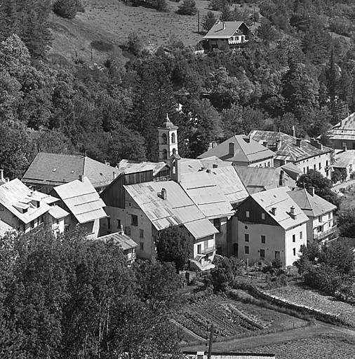 Vue partielle prise du sud-ouest : le quartier de l'église.