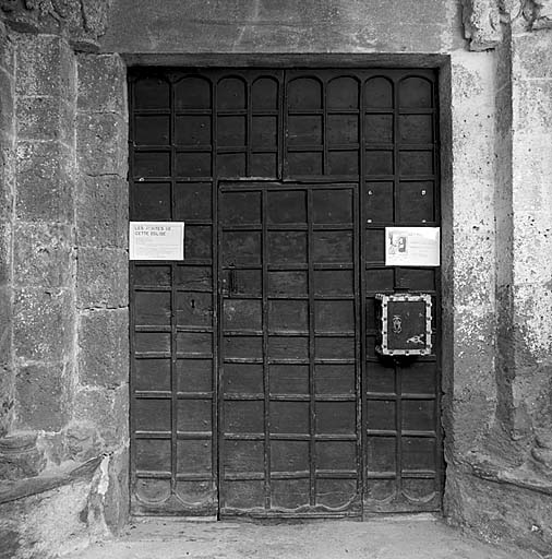 La porte donnant dans le porche : la menuiserie.