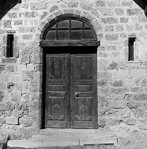 Elévation antérieure sud. Porche. Porte.