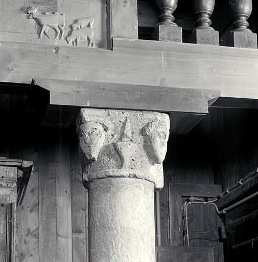 Colonne supportant la tribune. Le chapiteau, détail.