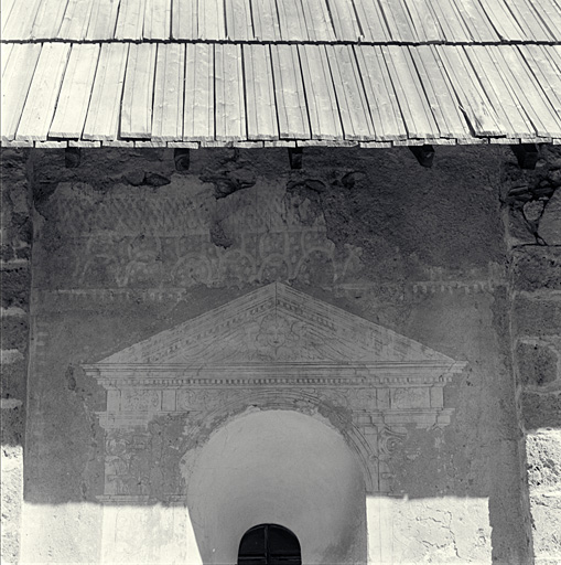 Choeur. Elévation latérale sud. Première fenêtre. Fronton