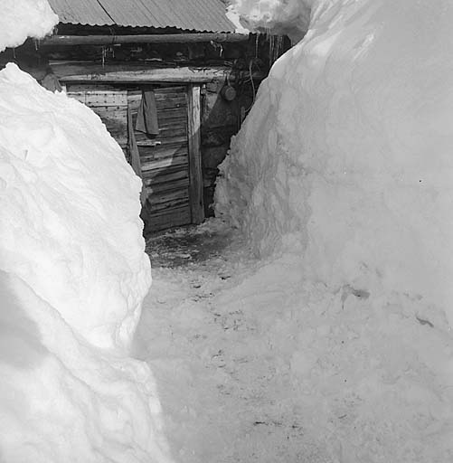 La porte de l'étable en hiver.