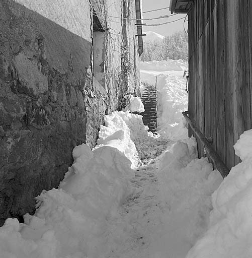 L'escalier d'accès au logis en hiver.