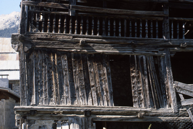 Les clôtures des galeries des premier et deuxième étages : cloison en planches et balustres en bois tourné.