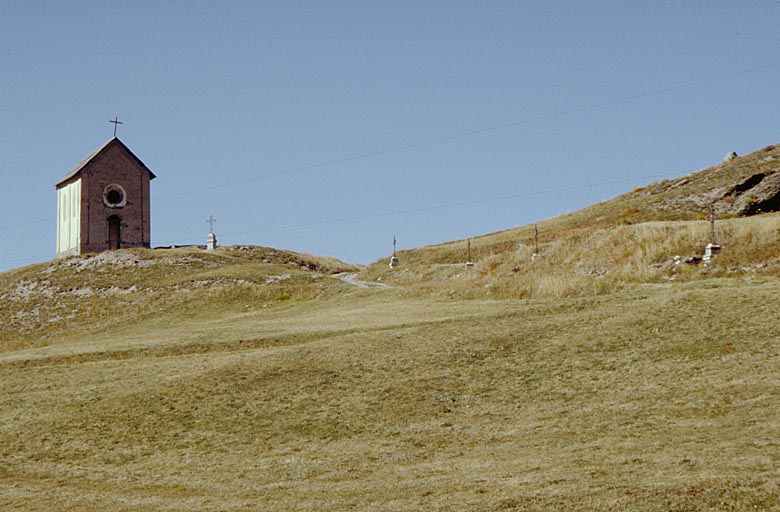 La façade est et le chemin de croix.