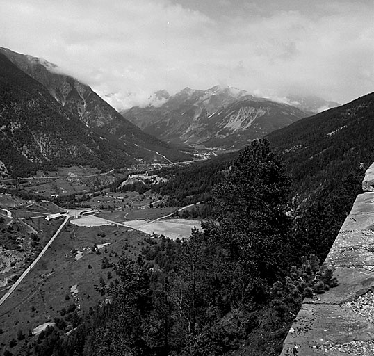 La vallée de la Durance, la route d'Italie et le fort Dauphin : vue lointaine prise du flanc gauche de l'enceinte basse du Randouillet.