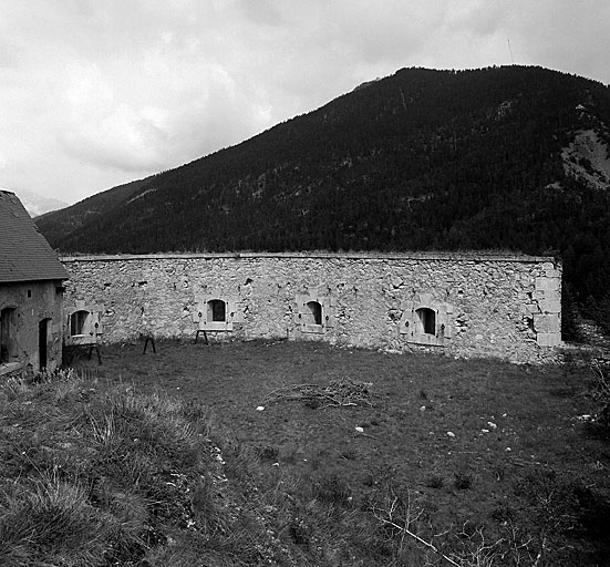 Vue intérieure de la batterie 40 (à gauche du donjon). Au second plan, montagne de l'Infernet.