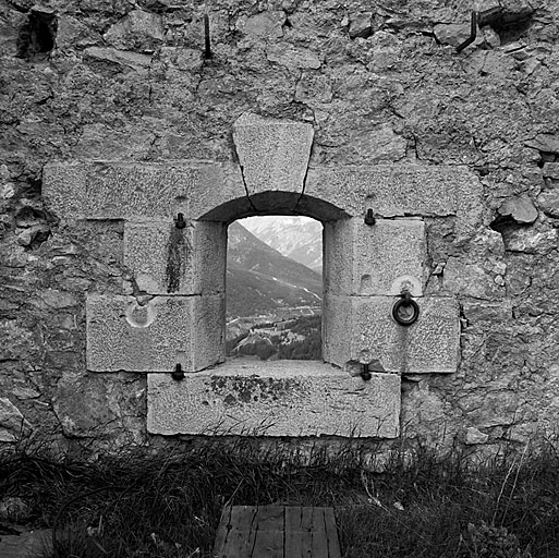 Batterie 40. Le fort Dauphin et la route d'Italie vus par une embrasure à canon.