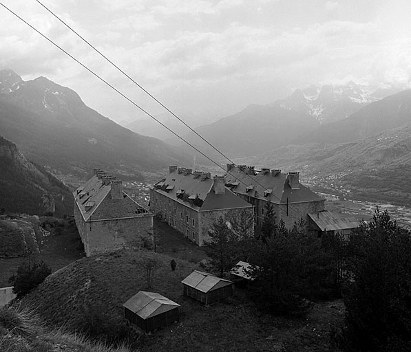 De gauche à droite, bâtiments E, D, C. Au premier plan, dessus du magasin à poudre mi-caverne R.