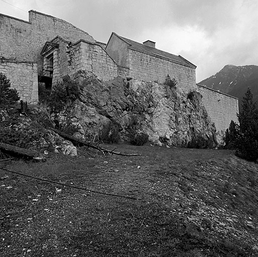 Vue du front de gorge du donjon. A gauche, la porte. Au centre, la façade arrière du bâtiment F (corps de garde du donjon).