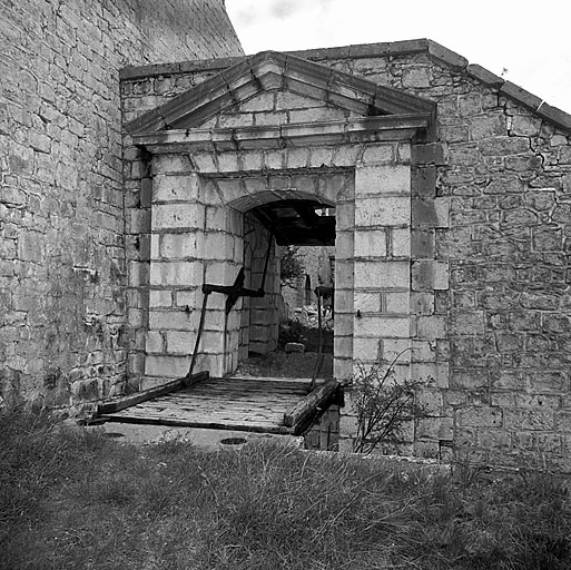 Porte du donjon. Vue extérieure, pont-levis en zig-zag ou à parallélogramme en position ouverte.