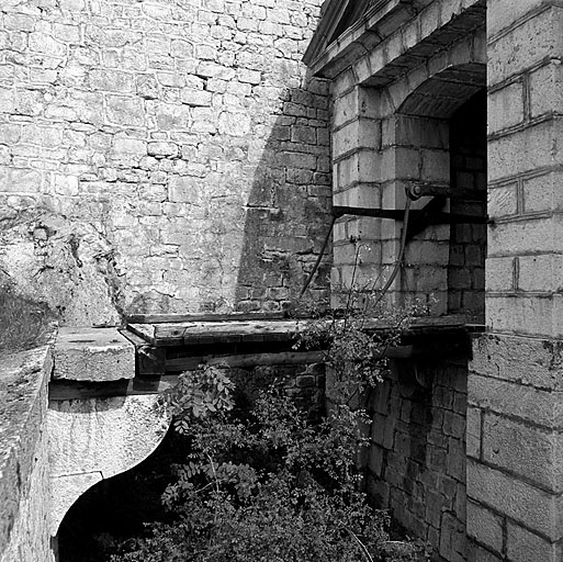 Fossé et porte du donjon.