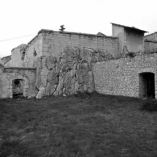 Donjon. Saillant 2 (arrière droit) de la batterie supérieure pris du terre-plein arrière de la batterie attenante de droite. A droite traverse en maçonnerie et latrines P. A gauche, traverse du bâtiment B1.