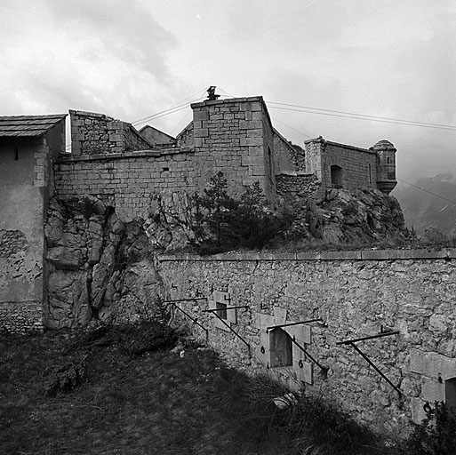 Donjon. Extrémité sud (3-4) de la batterie supérieure. Au premier plan, à gauche, latrines P. A droite, parapet de la batterie attenante de droite.