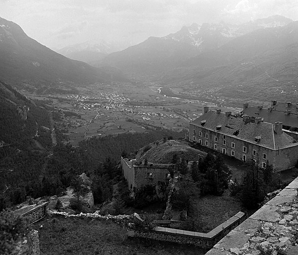 Front 19-23 de l'enceinte basse vu du donjon. Au centre, courtine 21, vue d'enfilade et flanc 22. A droite, bâtiment E.