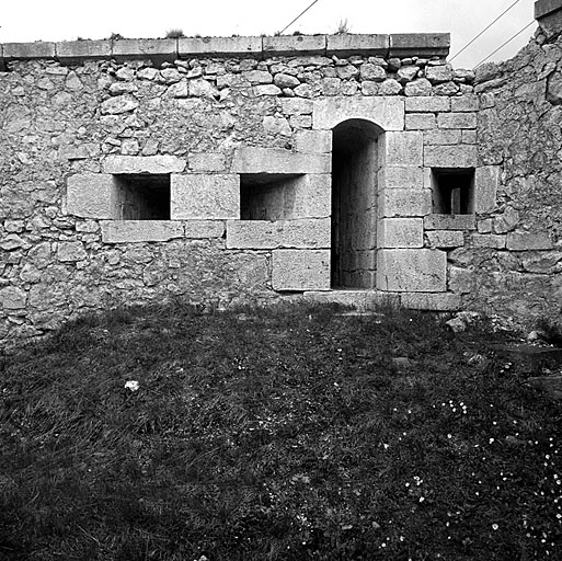 Donjon. Batterie supérieure. Parapet à gauche de la batterie Haxo. Encadrée de créneaux de mousquetterie, entrée du corridor d'accès à l'échauguette de gauche, avec rainures pour blindage.