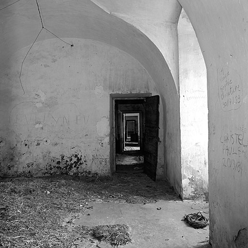 Vue d'enfilade d'un groupe de casemates logements.