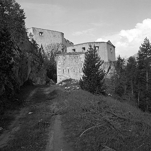 Route d'accès à la porte du Pont Rouge. Traverse crénelée vue de l'extérieur.