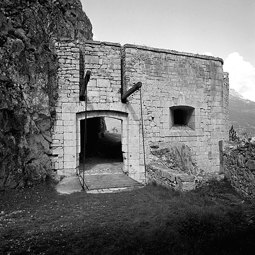 Enceinte basse. Vue extérieure frontale de la porte 52 dite du Pont Rouge.