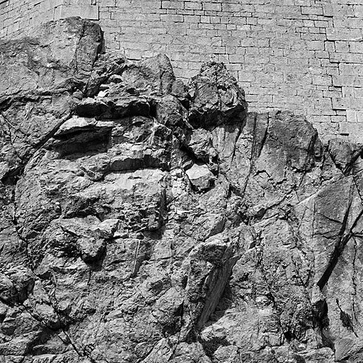 Massif rocheux d'assise de la batterie 40. Traces des travaux de déroctage pour raidir l'à pic. Au centre, trace d'un forage à la barre à mine.