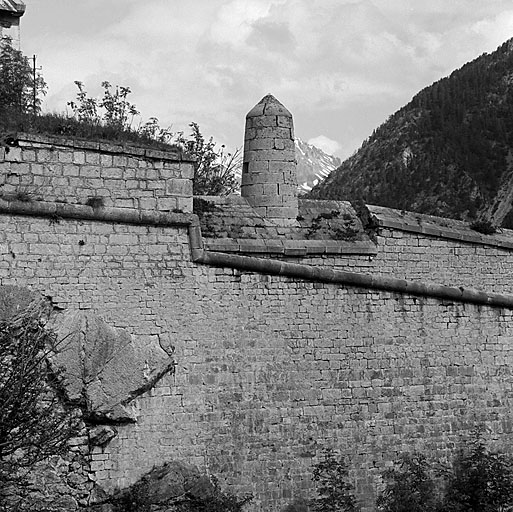 Courtine 3-1. Dame barrant le tronçon de courtine fermant le fossé du front intérieur 28-31.