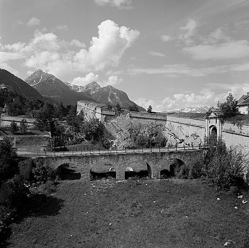 A droite, courtine 3-1 et porte Royale. Au fond : le bastion 1, au premier plan, le pont sur le fossé.