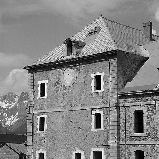 Détail de la partie haute de la façade du bâtiment E. Restes de l'horloge.