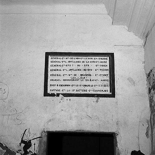 Bâtiment E. Rez-de-chaussée. Panneau peint sur un mur (vers 1937 ou 38) et donnant les noms des autorités dont dépendait la 8e batterie du 154e régiment d'artillerie à pied (ou de position) casernée dans les lieux.