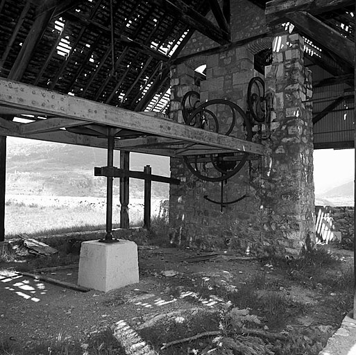 Bâtiment L, vue intérieure, avec la machinerie du téléphérique.