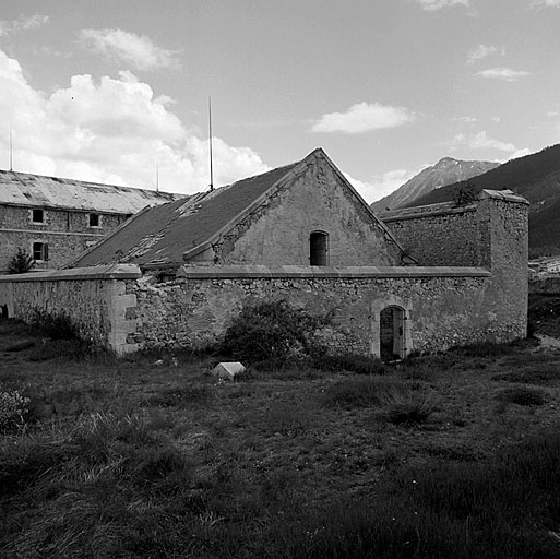 Bâtiment T (magasin à poudre). Vue prise du sud. A l'arrière-plan, le bâtiment S (arsenal).