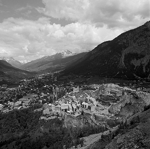 La ville haute et le château vus du sud-sud-est. Au fond et à gauche, vallée de la Guisane.