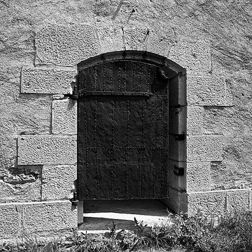 Bâtiment T (magasin à poudre). Porte.