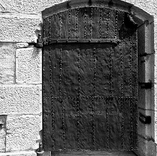 Bâtiment T. Détail du vantail blindé de la fenêtre, mis en place sur les gonds de la porte d'entrée.