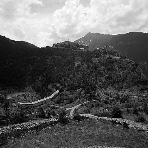 Vue arrière gauche du fort prise du front sud du fort des Têtes. En bas et à gauche, la communication Y.