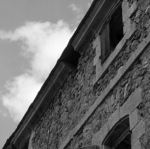 Bâtiment S : arsenal. La partie supérieure de la façade nord : bandeau, fenêtre et corniche.