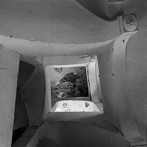 Bâtiment S (arsenal). Vue intérieure de la cage d'escalier prise du rez-de-chaussée.