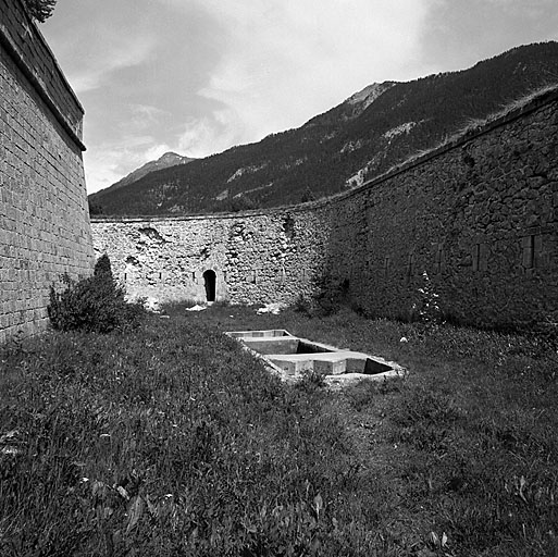 Fossé du front sud-est. A gauche : l'escarpe de la face droite de la contregarde 43, au centre et à droite, la contrescarpe avec la galerie de fusillade et la poterne d'accès.