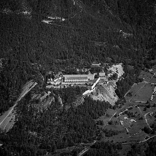 Ensemble du fort vu du nord-ouest, à 1600 m, depuis la batterie de la Croix de Toulouse. A droite, vallon de Fontenil. Au fond, pentes nord-ouest de l'Infernet et route militaire.