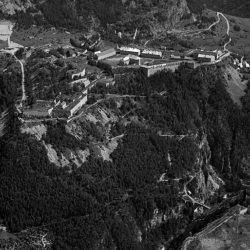 Ensemble du fort, vu par l'arrière, depuis la Croix de Toulouse. En bas, à droite, la gorge de la Durance, le pont d'Asfeld et la route militaire.