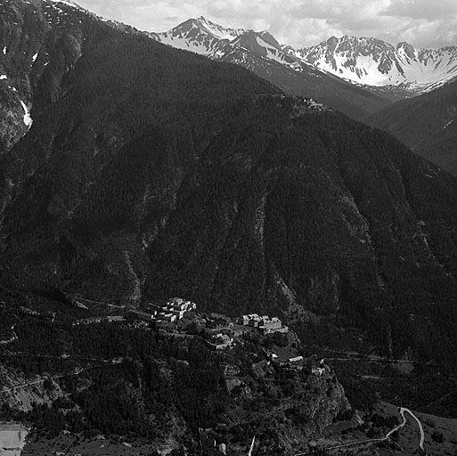 Vue lointaine du fort prise de la Croix de Toulouse. Derrière, la vallée de la Cerveyrette et sur la montagne, le fort de la Croix de Bretagne.