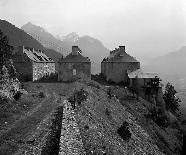 Enceinte basse, zone vie prise de la route d'accès venant de la porte du Pont Rouge. De gauche à droite : bâtiments E, D, C et a.